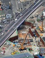 埼玉の道路陥没、県道が一部再開