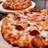 【ミヤコレ】肉と海鮮乗る欲張りピザ　ピザスタデラックス（ＰＩＺＺＡＳＴＡ）