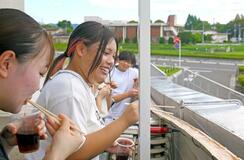 市庁舎会場に流しそうめん