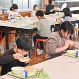 シャキシャキの地元産ニラを給食に　鹿沼市内の小中にＪＡかみつが提供　「甘くておいしい」