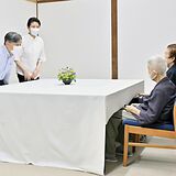 天皇、皇后両陛下　強制疎開の苦難ねぎらう　那須静養に合わせ、硫黄島の元島民と懇談