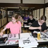 ドイツ・ミュンヘン大の学生が書道体験　下野にホームステイ　思い込め、真剣に筆運ぶ