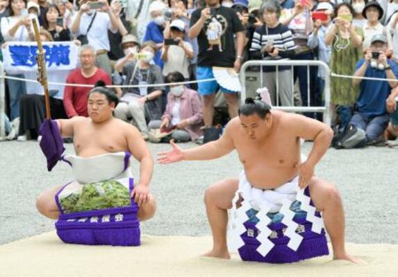 熱田神宮で奉納土俵入りを披露する豊昇龍=4日、名古屋市