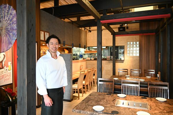 和を基調とした店内に立つ椎名さん
