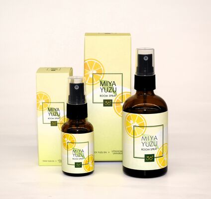 発売された「ＭＩＹＡＹＵＺＵ　ＲＯＯＭ　ＳＰＲＡＹ」。30ミリリットル（左）と１００ミリリットル