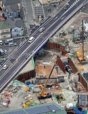 県道54号線を一部で再開した道路陥没事故現場=15日午前10時すぎ、埼玉県八潮市(共同通信社ヘリから)