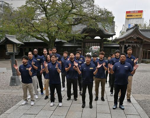 新シーズンを前に、必勝祈願するブレックスの選手ら＝27日午前、宇都宮二荒山神社