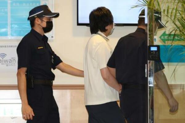 　判決公判に出廷するため裁判所に到着した陳力銘被告（中央）＝２７日、台湾・新北市（中央通信社＝共同）