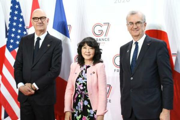 G7財務相・中央銀行総裁会議で会場入りした片山財務相(中央)。左はフランスのレスキュール経済・財務相=18日、パリ(共同)