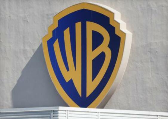 　ワーナー・ブラザースのロゴ＝２１日、米ロサンゼルス近郊（ゲッティ＝共同）