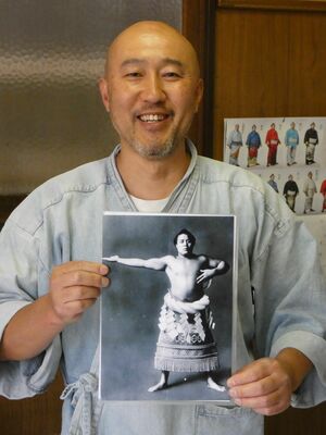 栃木山の写真を掲げ、後援会への参加を呼びかける中野さん