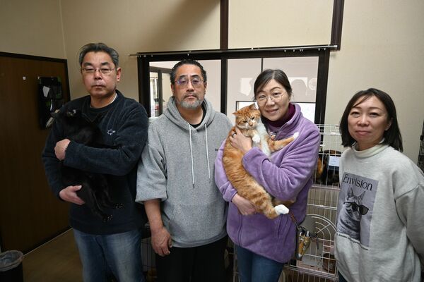 藤岡さん(左から2人目)らエブリパウディのスタッフ