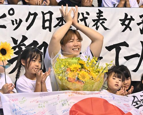 日本人初となる最重量級での優勝を目指す鏡（中央）＝６月、下野市石橋武道館