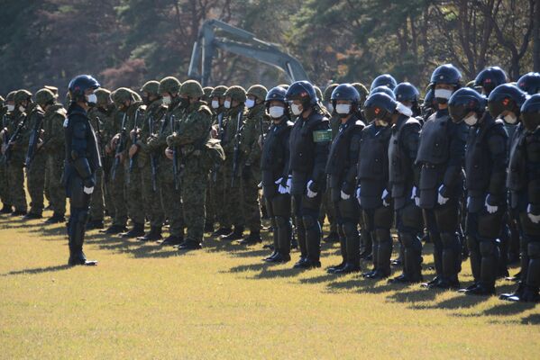 訓練に参加する警察官と自衛隊員＝２日午後０時50分、宇都宮市茂原１丁目