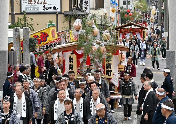 今宮神社の境内に次々と入る各町の仮屋台＝９日午後１時35分、鹿沼市今宮町
