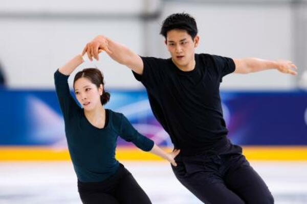 　公式練習で調整するペアの三浦璃来（左）、木原龍一組＝ミラノ（共同）