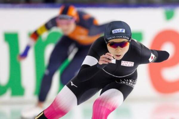 　女子１５００メートル　滑走する高木美帆＝ヘーレンフェイン（共同）