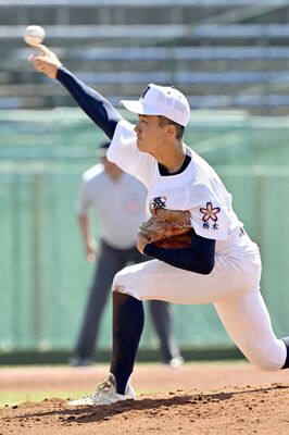 ７回を投げ、４安打無失点の好投を見せた佐野日大の鈴木＝清原球場、広瀬華撮影