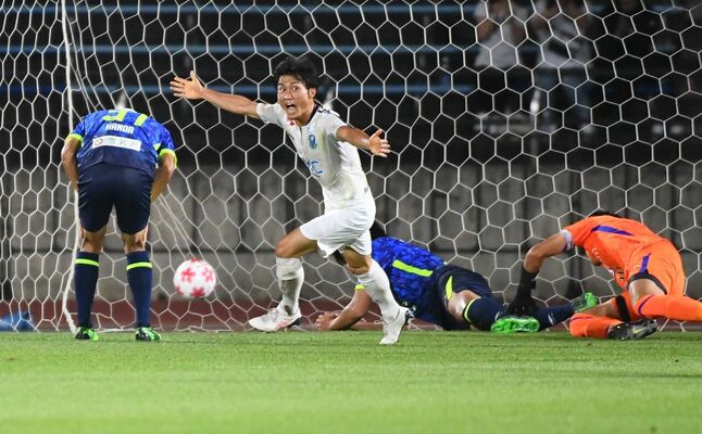後半33分、栃木ＳＣのＦＷ平岡が勝ち越しゴールを決めて喜ぶ＝ＮＤソフトスタジアム山形