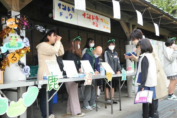 インド煮ドックなどを販売するかえる組のメンバー
