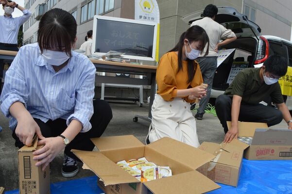 学生が企画した「防災キャンプ」では避難所で使うパーテーションの設営や非常食の試作などを行った＝昨年９月、宇都宮大