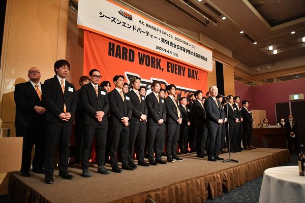 今季の活動を報告するバックスの選手とスタッフ＝宇都宮市内