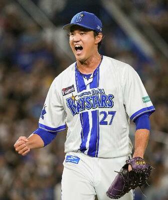 　４回中日２死一、二塁、板山を空振り三振に仕留め、雄たけびを上げるＤｅＮＡ・藤浪＝横浜