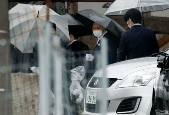 　安達結希さんの自宅周辺を調べる捜査員＝１５日午後５時３５分、京都府南丹市