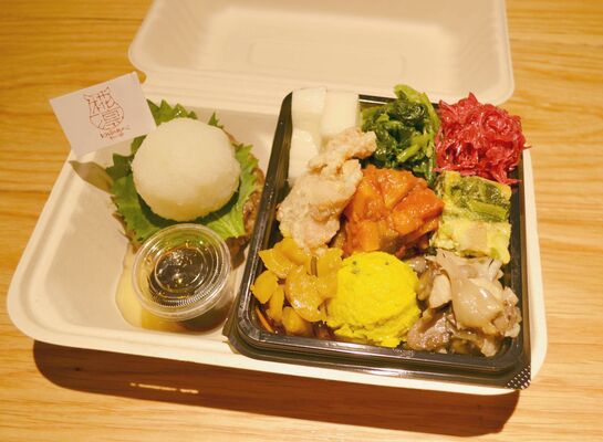 ハンバーグと９種の総菜、下にご飯を詰めた「ハンバーグ弁当」
