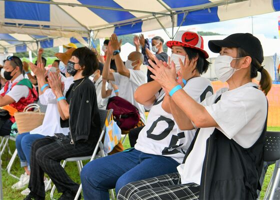 ビーチバレーボール少年男子で栃木県チームが得点を奪って喜ぶ観客ら＝10日午前10時55分、足利市今福町