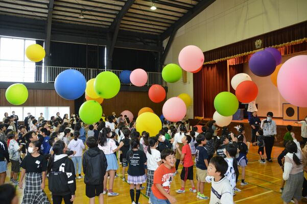 大量の風船が投下されたサイエンスショー