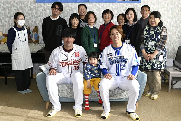 ユニホーム姿で施設を訪れた弓削投手（前列左）と入江投手（同右）