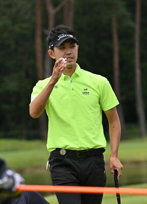 10位浮上の阿久津。９番で難しいパーパットを沈め、ギャラリーの拍手に応える＝西那須野ＣＣ