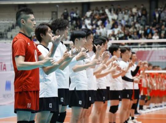 手話で君が代を表現するバレーボール男子日本代表=17日、駒沢体育館