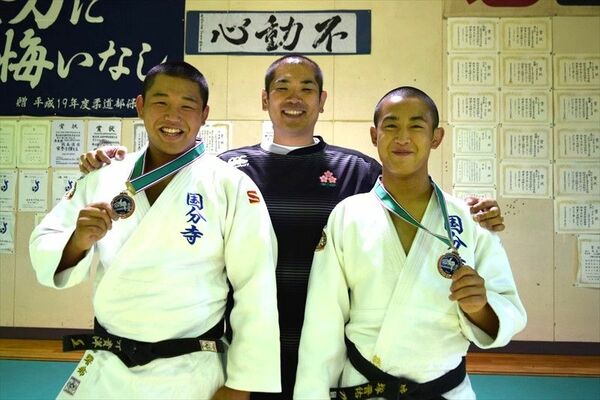 （右から）鉄炮塚さん、顧問の荒井先生、佐藤さん