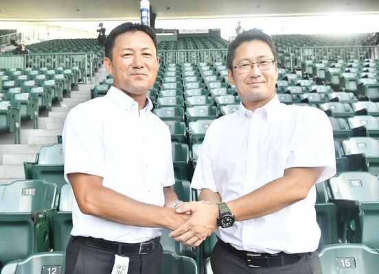 聖和学園の八島監督（右）と握手を交わす石橋の福田監督