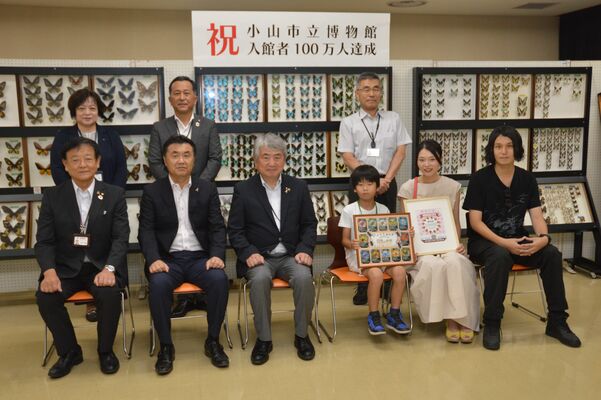 １００万人目の入館者となった水本君（前列右から３人目）