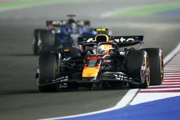 　Ｆ１カタールＧＰで走行するレッドブルの角田裕毅＝ドーハ近郊ルサイル（ゲッティ＝共同）