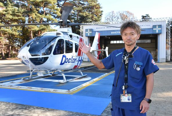 フライトドクターとして約１８００回の搭乗経験を持つ菊池医師＝１６日午前、壬生町北小林