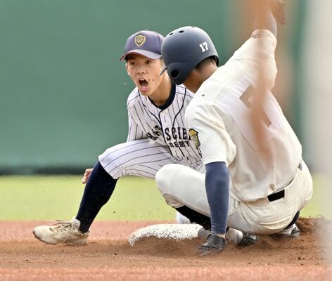 ６回、幸福学園の遊撃手・鈴木（左）が二盗を阻止＝清原球場