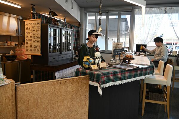 くるるにオープンした「チーズ喫茶　うし時々やぎ」と山中さん（中央）