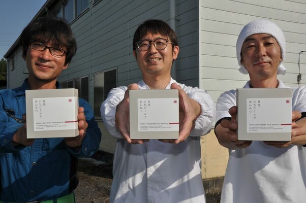 「日光いちごミルクあんみつ」を開発、発売した（左から）池田さん、北野谷さん、黒須さん