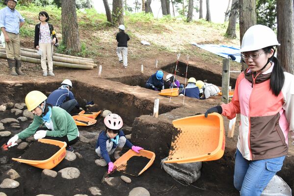 発掘の作業を体験する参加者