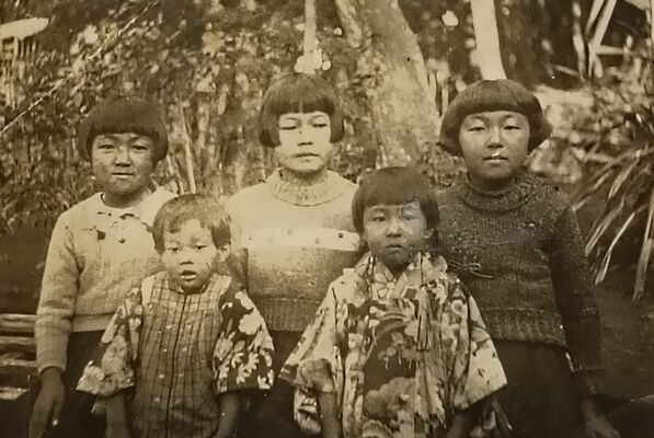 硫黄島で撮影された幼少期の吉田静子さん（中央奥）の写真（田村さん提供）
