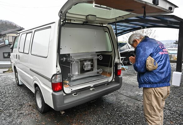 火葬する猫に別れを告げる松田さん