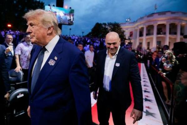 米ワシントンのホワイトハウスに到着したトランプ大統領(左)と総合格闘技団体「UFC」のダナ・ホワイトCEO=14日(ロイター=共同)
