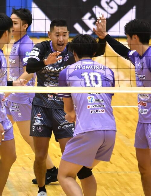 レシーブで勝利に貢献したレーヴィスの水島（中央）