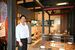 和を基調とした店内に立つ椎名さん
