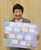 子どもたちから感謝の手紙を受け取り、笑顔を見せる高橋さん