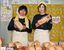 ゆずぱんを販売した三浦さん（右）と所農園の所さん